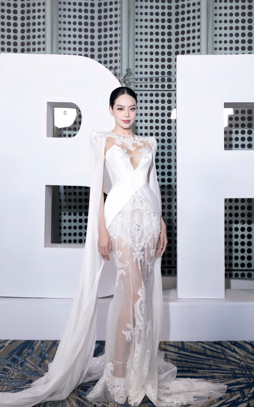 Cũng trong tối 18/12, Thanh Thủy trình diễn show thời trang ở TPHCM. Người đẹp xuất hiện trong bộ váy ren trắng xuyên thấu mang phong cách cô dâu. Thiết kế với đường xẻ vòng một táo bạo kèm áo choàng tôn lên nét thanh lịch, sang trọng.