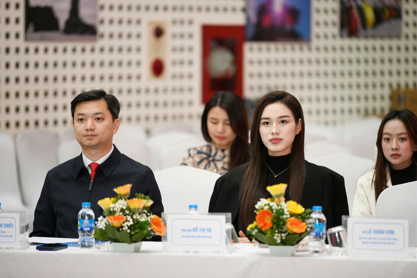 Chiều 19/12, hoa hậu Đỗ Thị Hà tham gia họp báo khởi động Chủ Nhật Đỏ lần thứ XVII – năm 2025 tại Viện Huyết học – Truyền máu Trung ương. Đây là năm thứ tư cô tham gia đồng hành cùng sự kiện hiến máu của báo Tiền Phong.