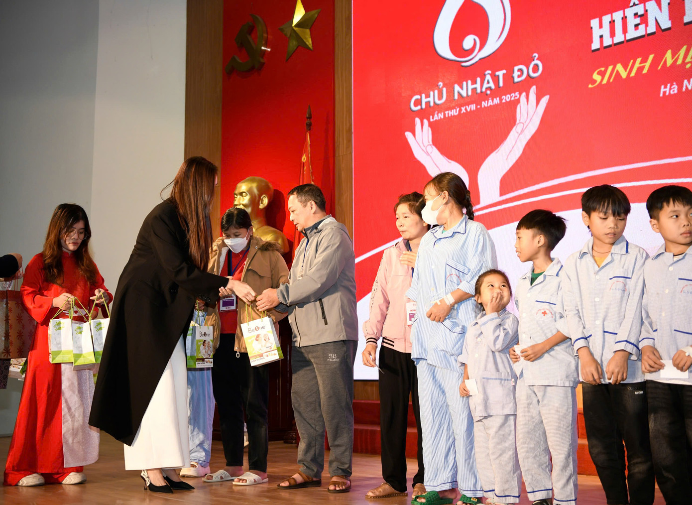 Tại chương trình, Đỗ Thị Hà cùng các đại biểu đã tặng quà cho các bệnh nhân đang điều trị tại Viện Huyết học – Truyền máu Trung ương.