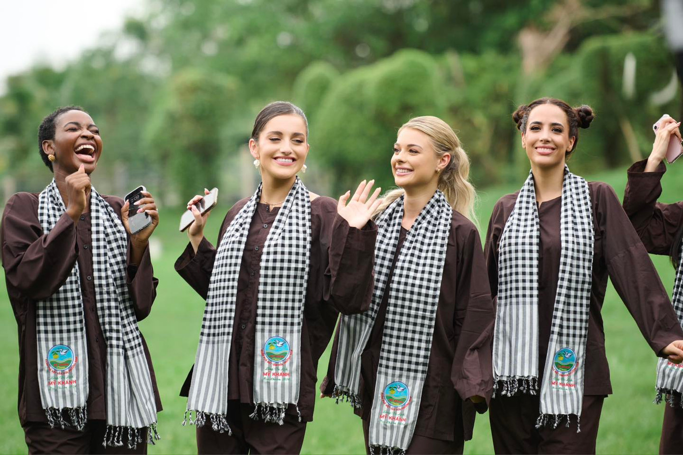 Trong hai ngày 11-12/12, gần 40 thí sinh Miss Charm 2024 đã có những trải nghiệm thú vị tại một làng du lịch ở Cần Thơ. Các cô gái mặc áo bà ba, đeo khăn rằn để trải nghiệm cuộc sống sông nước của người dân miền Tây Nam Bộ.