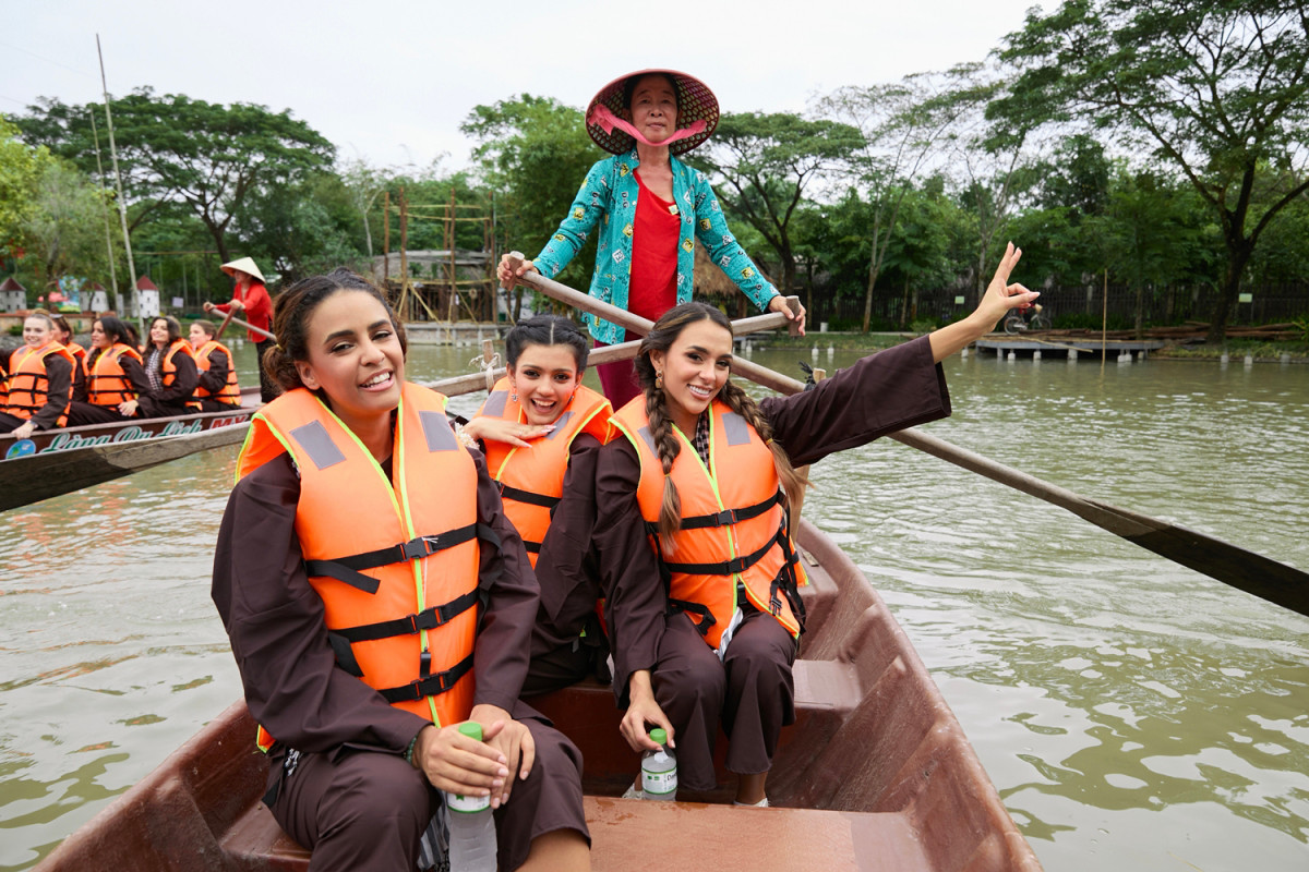 "Điều tuyệt vời của cuộc thi là đưa những cô gái từ nhiều nền văn hóa đến gần với nhau và tìm ra cách để kết nối, đoàn kết" - người đẹp Namibia viết trên trang cá nhân.