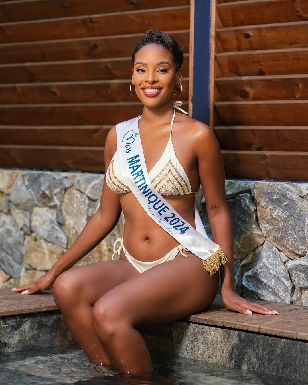 "Chiến thắng của Angélique không chỉ được coi là lịch sử, nó cũng thúc đẩy các cuộc trò chuyện về tính toàn diện và trao quyền trong các cuộc thi sắc đẹp", tờ Evrimagaci viết.