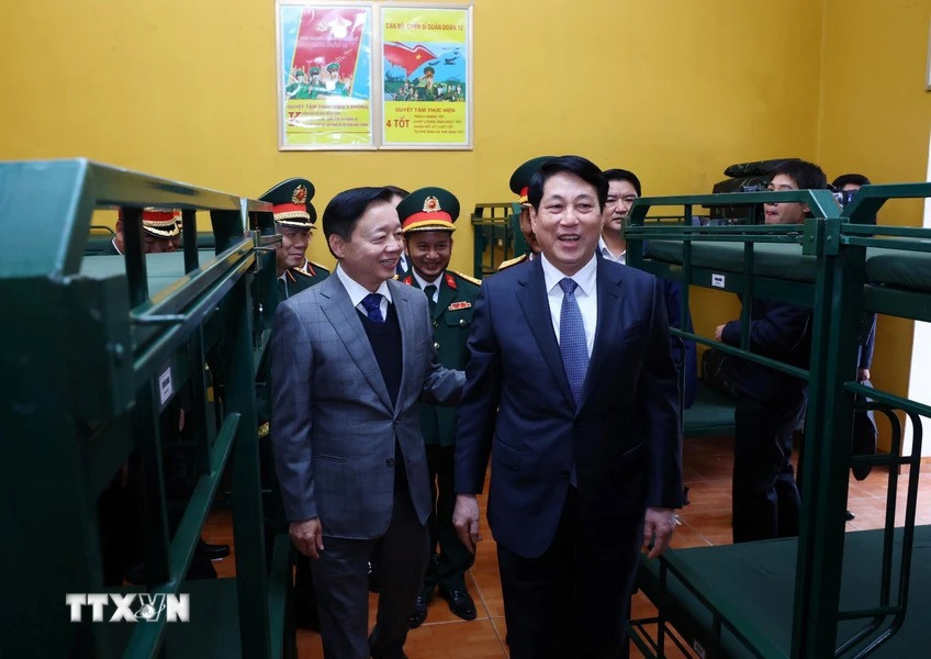 Chủ tịch nước Lương Cường kiểm tra nơi ở của cán bộ, chiến sĩ Lữ đoàn 241, Quân đoàn 12. (Ảnh: Lâm Khánh TTXVN) Chủ tịch nước Lương Cường kiểm tra nơi ở của cán bộ, chiến sĩ Lữ đoàn 241, Quân đoàn 12. (Ảnh: Lâm Khánh TTXVN)