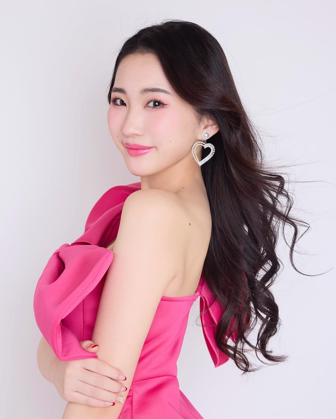 Nhiều khán giả cho rằng Ai Nozaki khó có thể tiếp tục giúp Nhật Bản in-top ở Hoa hậu Quốc tế 2025 với nhan sắc không ấn tượng. "Nhan sắc này ngọt ngào nhưng quá bình thường", "Nhìn giống nữ sinh, không có thần thái hoa hậu", "Nhật Bản chưa bao giờ là sash mạnh ở Hoa hậu Quốc tế"... khán giả bình luận.