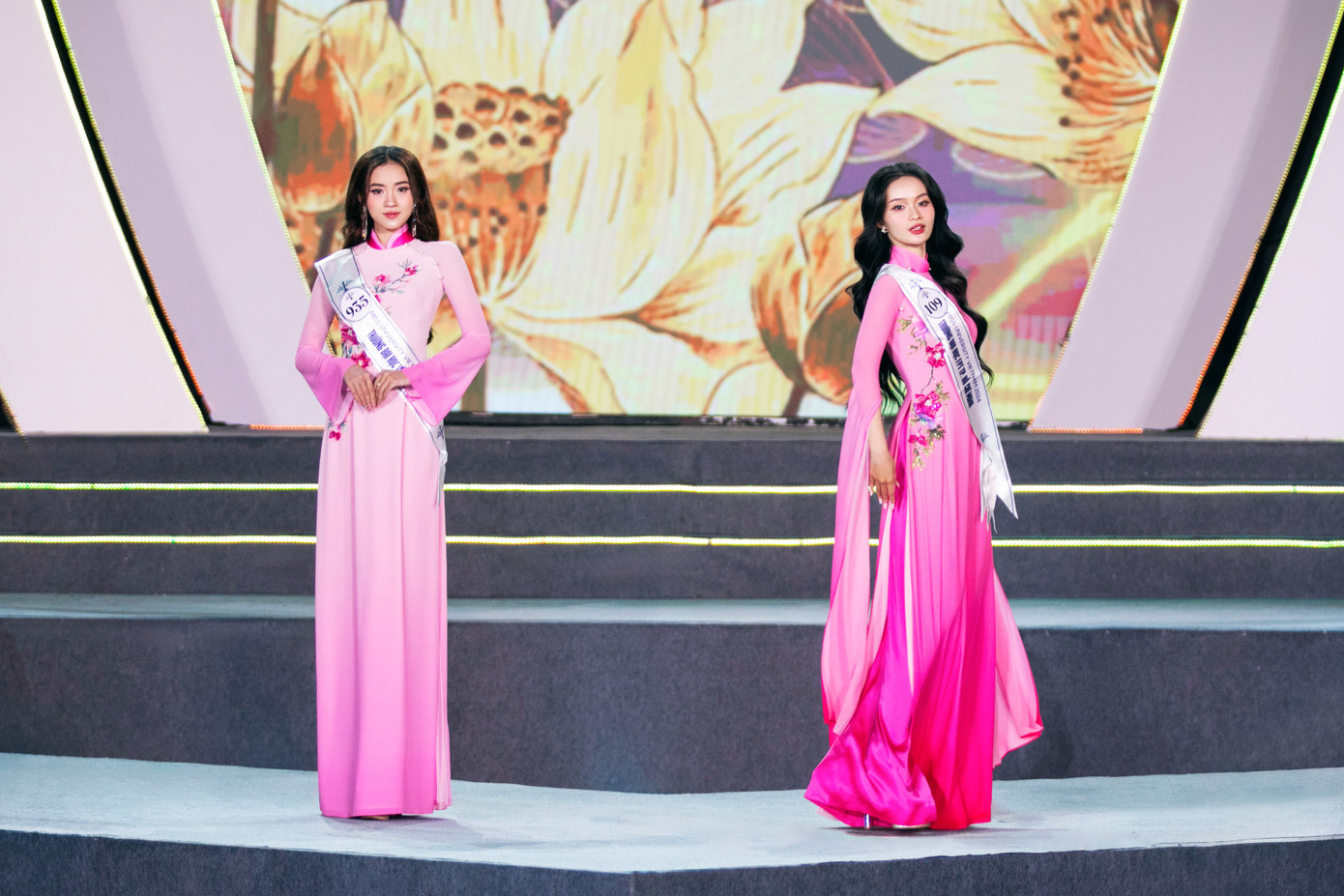 Dàn thí sinh trình diễn áo dài.