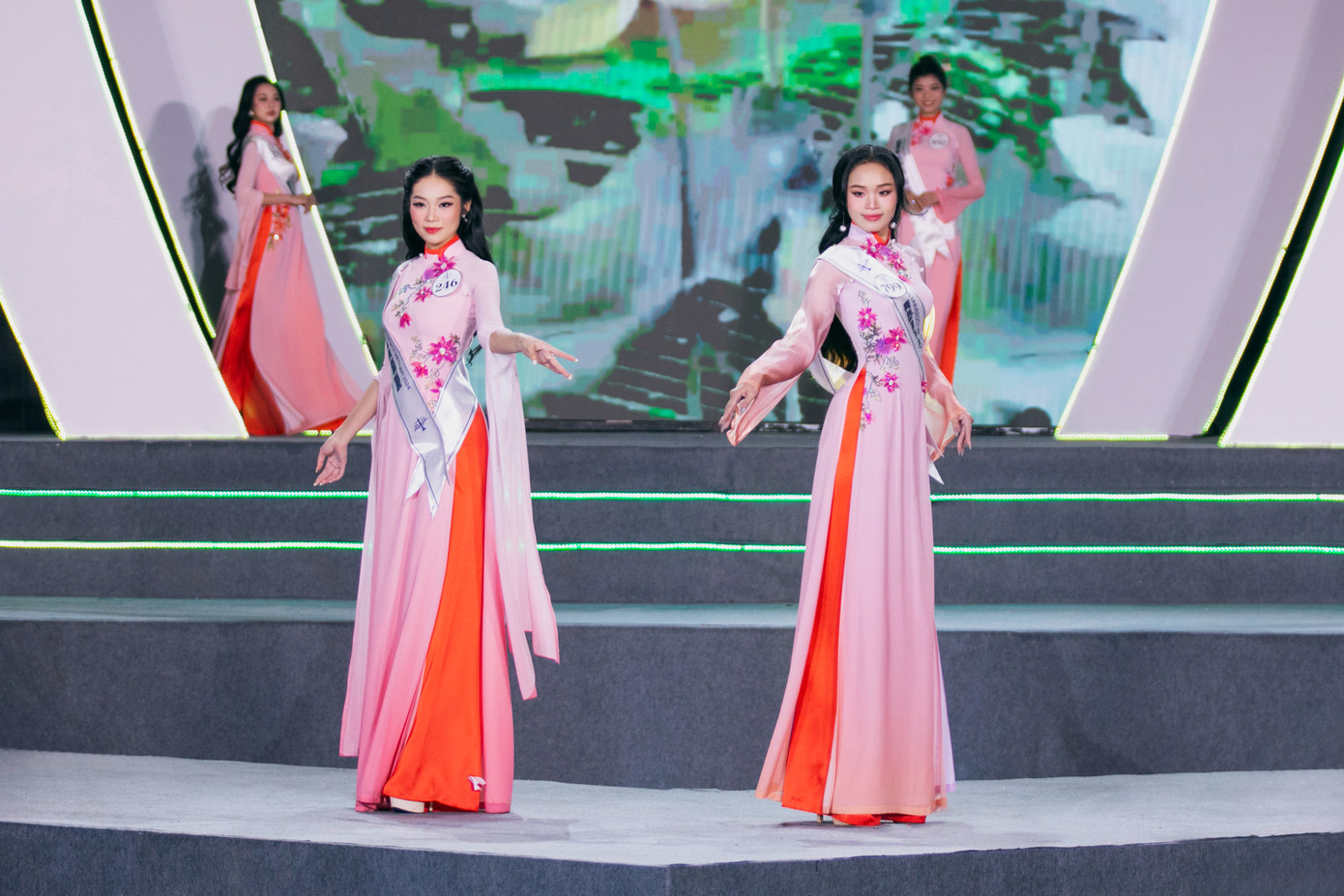 Dàn thí sinh trình diễn áo dài.