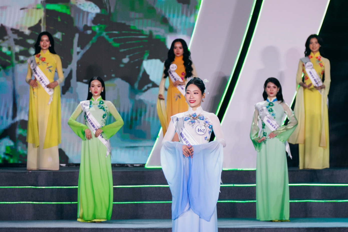Dàn thí sinh trình diễn áo dài.