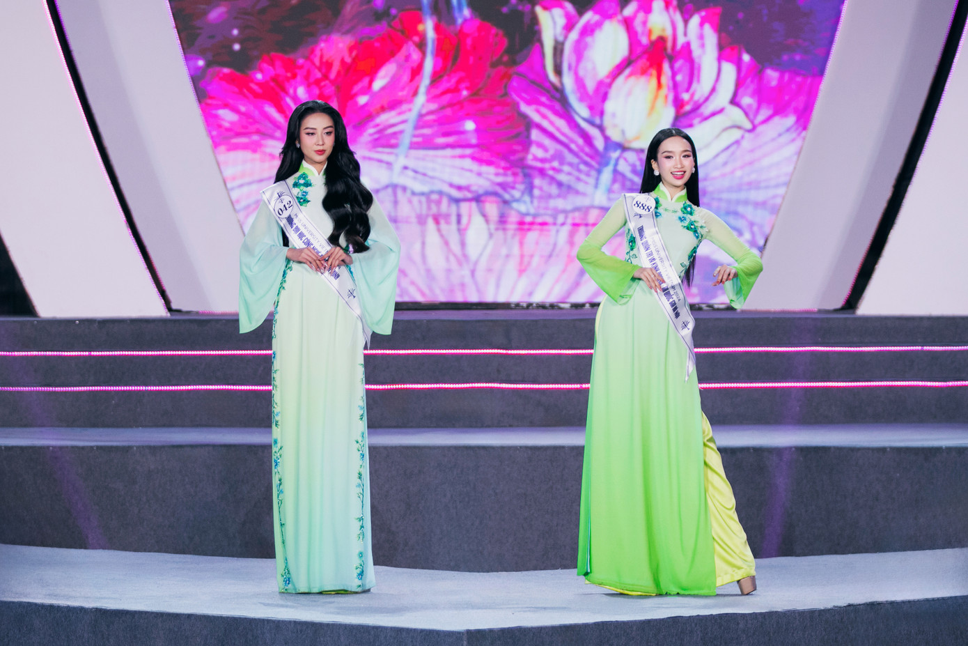 Dàn thí sinh trình diễn áo dài.