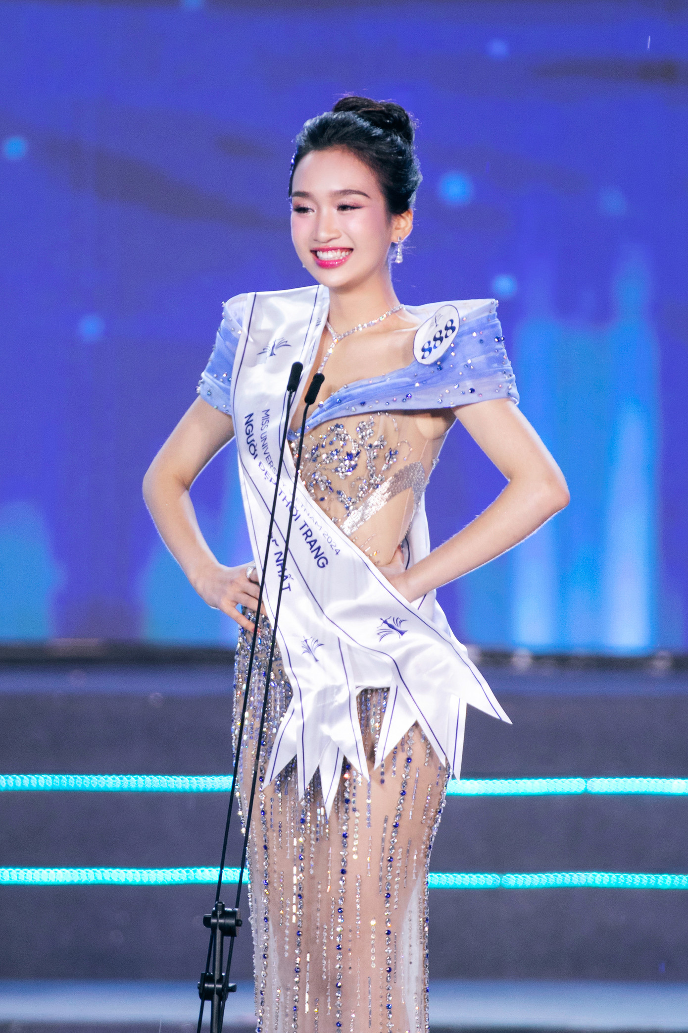 Ở vòng ứng xử, khi nhận đề bài về chủ đề Kiếp nhân sinh, Dương Trà Giang cho biết những bức tranh ban tổ chức mang đến khắc họa vẻ đẹp của phụ nữ Việt ở từng độ tuổi khác nhau. Cô nhắn nhủ" "Thời gian là vô hạn, nhưng kiếp người là ngắn ngủi nên việc sống hết mình, sống không uổng phí là quan điểm của tôi". Người đẹp chia sẻ thêm: "Không quan trọng mình đang sống ở giai đoạn nào mà hãy sống bằng tất cả những gì mình có, sống sao cho thật ý nghĩa, chân tình".