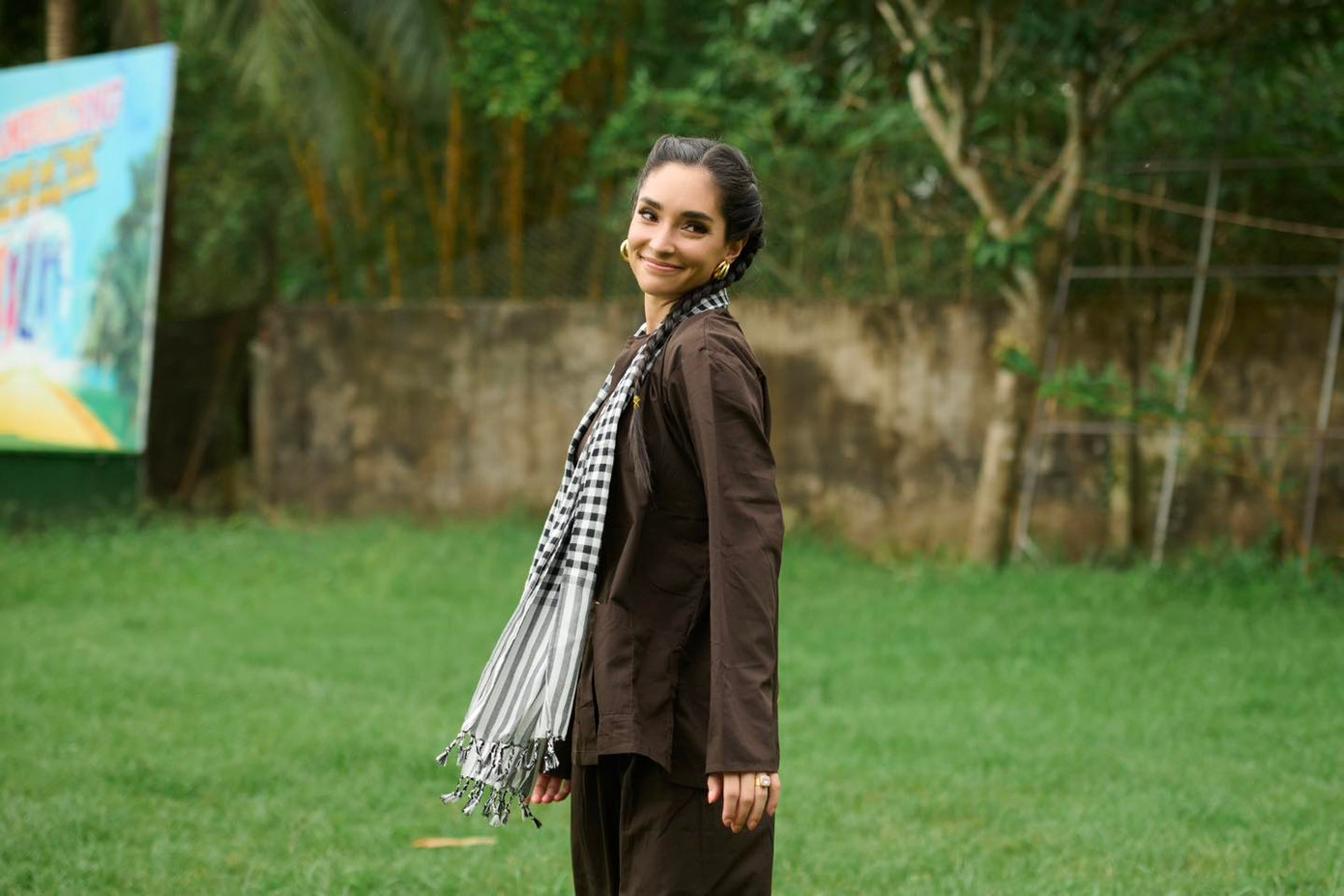 Đương kim hoa hậu Luma Russo có những khoảnh khắc hài hước khi mặc áo bà ba.