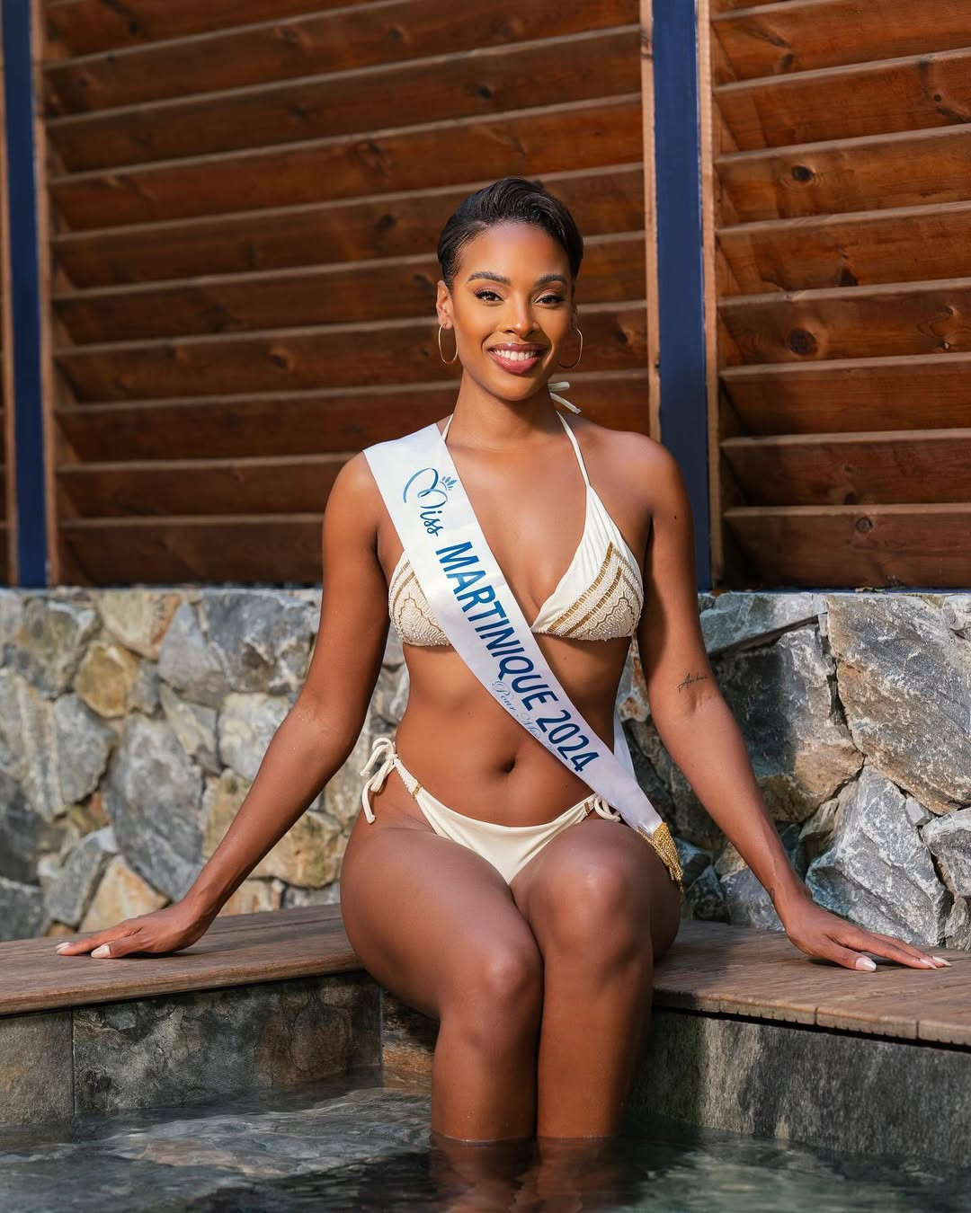 "Chiến thắng của Angélique không chỉ được coi là lịch sử, nó cũng thúc đẩy các cuộc trò chuyện về tính toàn diện và trao quyền trong các cuộc thi sắc đẹp", tờ Evrimagaci viết.