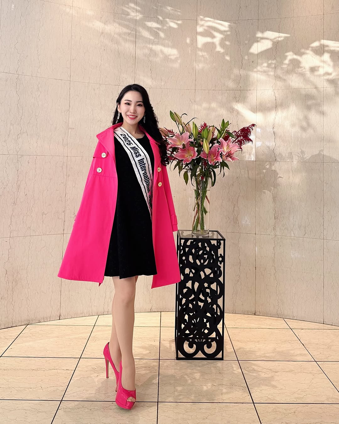 Ai Nozaki là sinh viên chuyên ngành văn hóa quốc tế. Cô thông thạo tiếng Nhật, tiếng Trung và tiếng Anh.