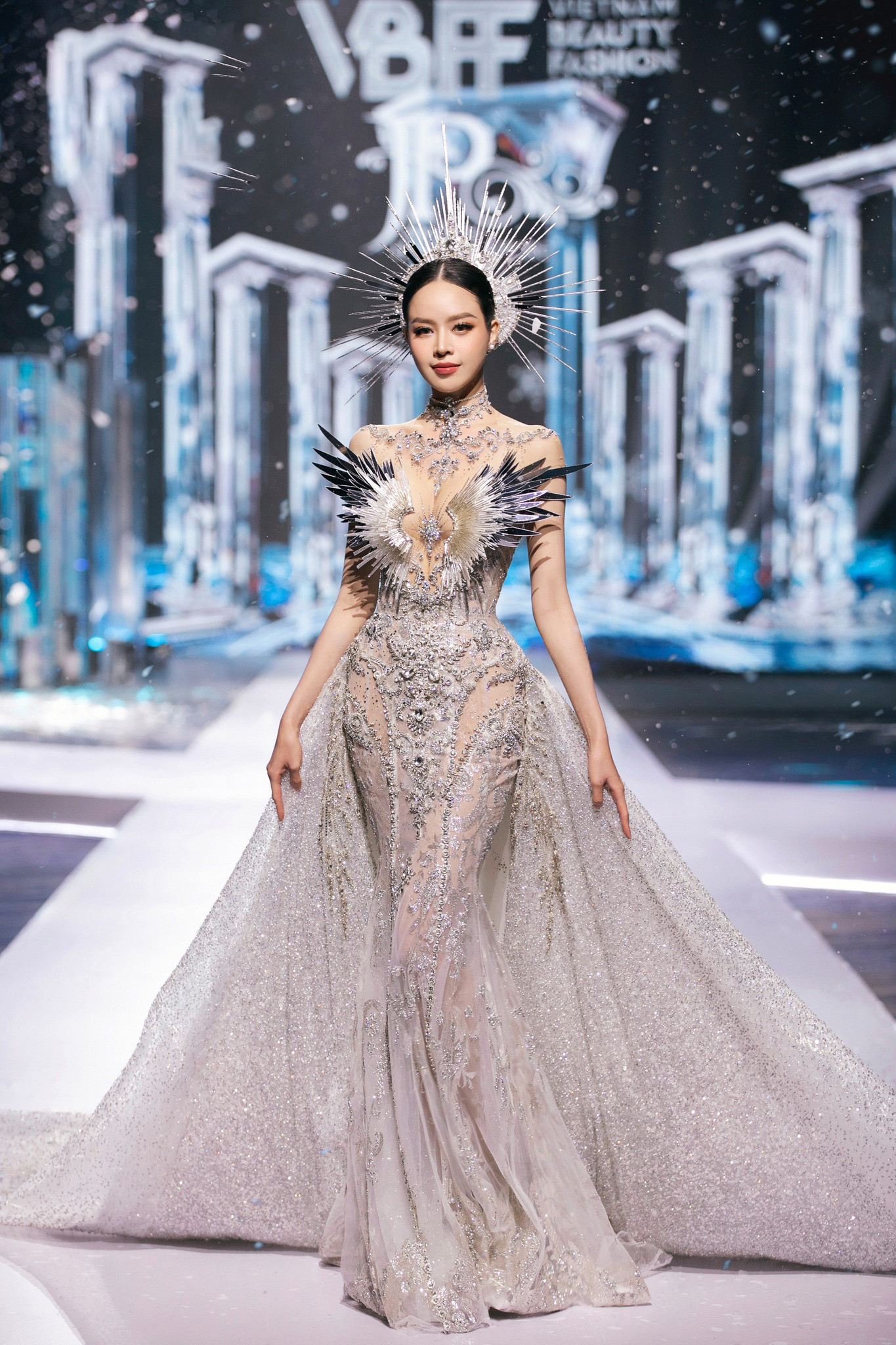 Phong cách trình diễn của Thanh Thủy được khen ngợi. Người đẹp thể hiện thần thái kiêu sa, đài các cùng những bước chân uyển chuyển.