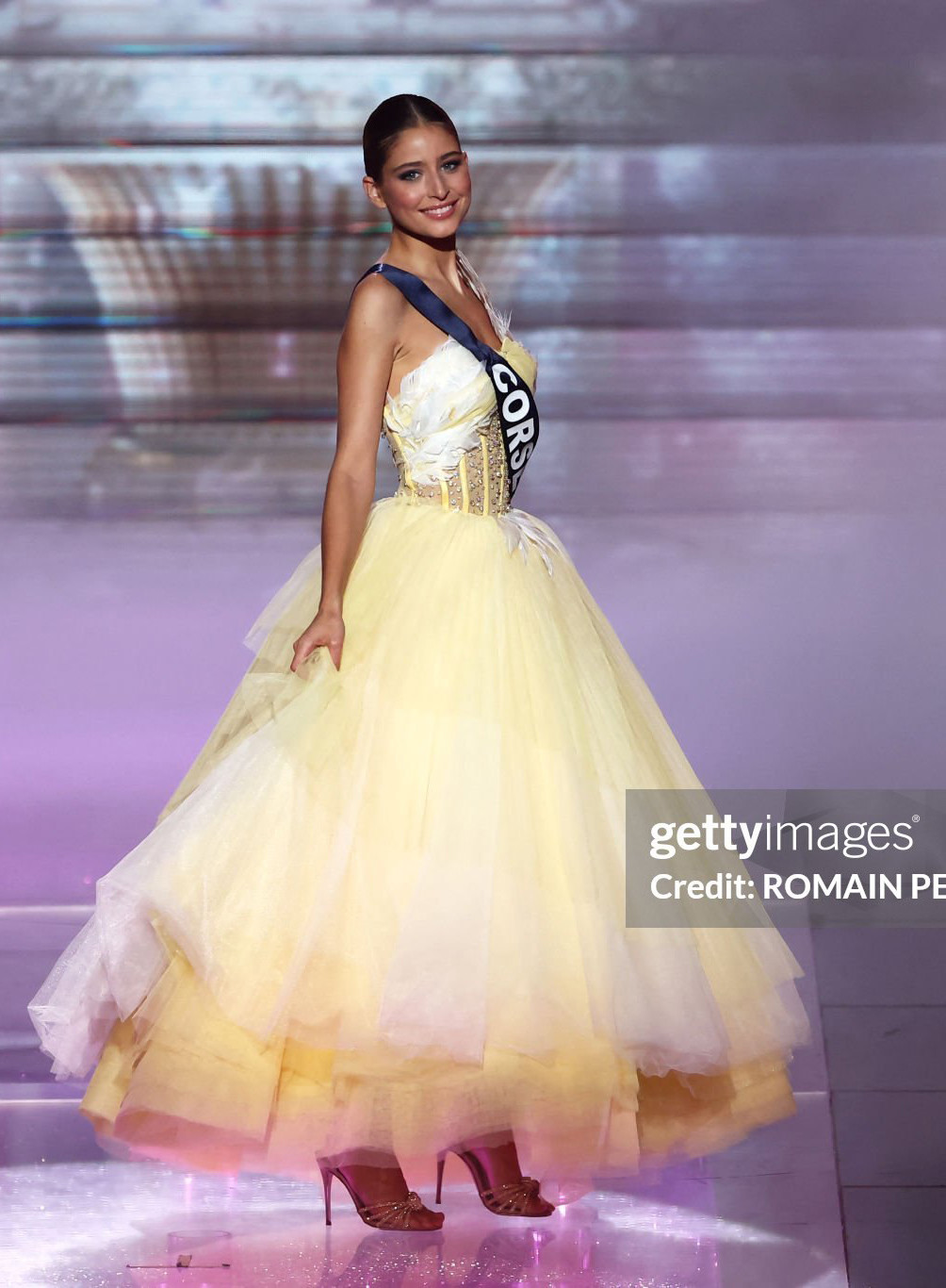 Danh hiệu á hậu 1 thuộc về đại diện vùng Nord-Pas-de-Calais – Sabah Aïb, á hậu 2 thuộc về đại diện vùng Corsica – Stella Vangioni. Sau chung kết, nhan sắc tân Hoa hậu Pháp gây tranh cãi trên các diễn đàn sắc đẹp. Nhiều người cho rằng cô kém xinh hơn á hậu 1 và 2. Thậm chí có ý kiến nhận xét á hậu 3 và 4 của cuộc thi còn lấn át hoa hậu về sắc vóc.