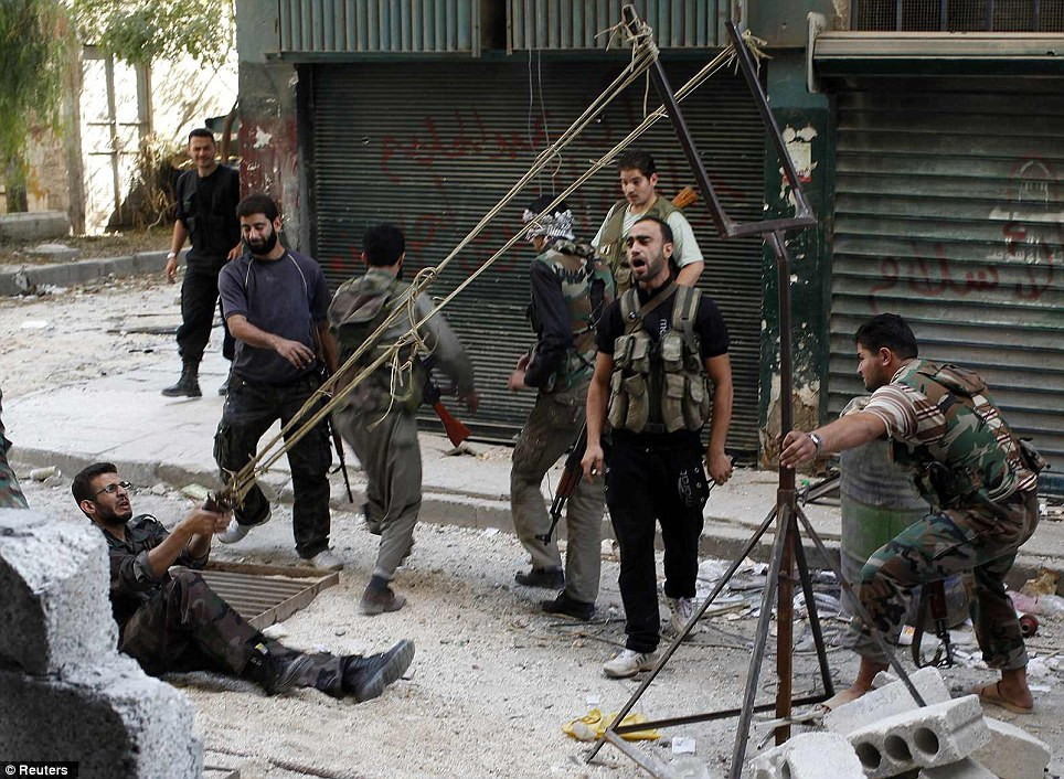 Cố kéo căng dây để bắn bom vào phe đối lập