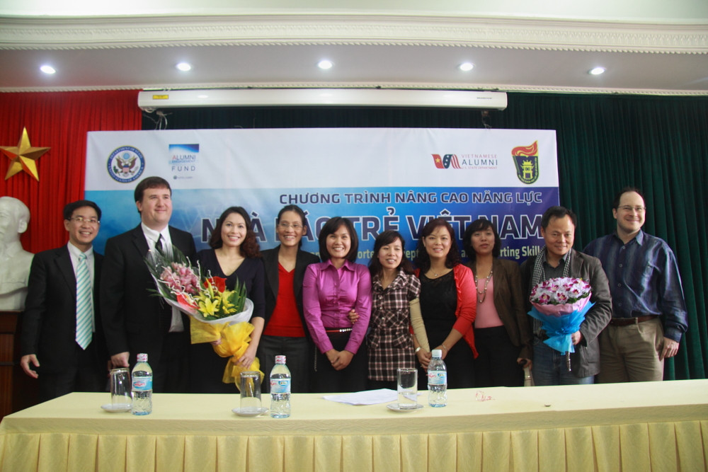 Đại diện Đại sứ quán Hoa Kỳ và các thành viên tham gia dự án chụp ảnh lưu niệm. Ảnh: Tuấn Nguyễn