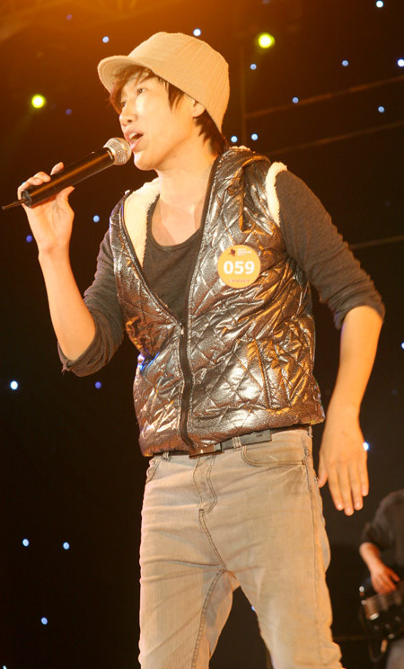 Nguyễn Phúc Đạt (ĐH Phương Đông)thể hiện trong đêm Chung kết bài 