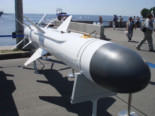 Tên lửa đối hạm Kh35E (trên, ktrv)và Kh-35UE tại triển lãm MMVS-2011