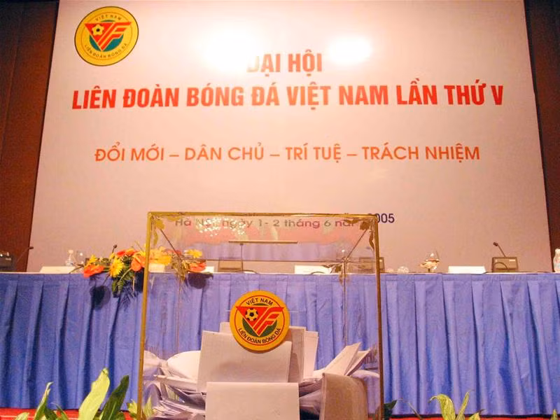 Quang cảnh Đại hội Nhiều vấn đề "nóng" làm đại biểu... khát Tâm sự phút giải lao Phút tâm tư của ông Phạm Ngọc Viễn ĐB Võ Quốc Thắng, Đoàn Nguyên Đức thảo luận các vấn đề ngoài hành lang LS Hải: "Tôi mà được mỗi 1 phiếu là tại anh đấy nhé!" Chủ tịch VFF khóa 4 Mai Liêm Trực trả lời phỏng vấn truyền hình LS Hải và ông Ngô Tử Hà: "Em xin bác chia sẻ tí kinh nghiệm" Cân nhắc kỹ trước khi đặt bút phiếu Được rồi, đã bỏ phiếu xong 116 đại biểu bỏ phiếu chọn BCH mới Hòm phiếu đầy đủ trước khi kiểm phiếu