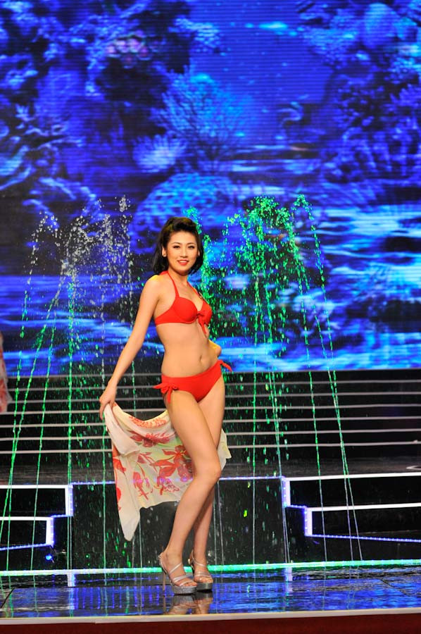 Thí sinh Dương Tú Anh cao 1m72, nặng 54 kg với các số đo 87-63-91.