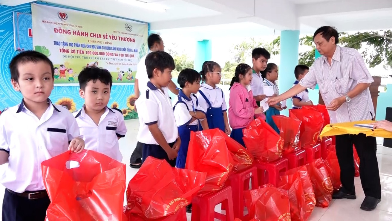 Ông Tạ Bửu Thương, Chủ tịch Hội Bảo trợ người tàn tật và trẻ mồ côi tỉnh Cà Mau tặng quà cho các cháu khuyết tật trên địa bàn huyện Ngọc Hiển