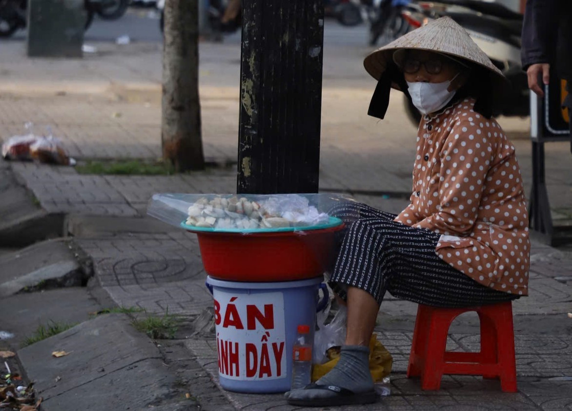 Nhiều người co ro trong thời tiết 22 độ C, hiếm gặp trong năm ở TPHCM. Ảnh: Tuấn Kiệt.