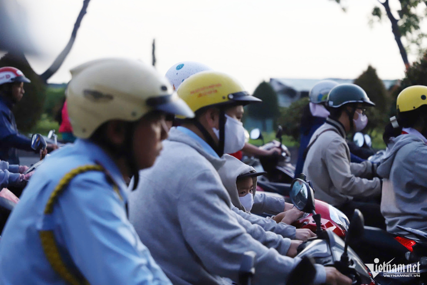 Người dân ra đường phải mặc áo ấm. Ảnh: Tuấn Kiệt.