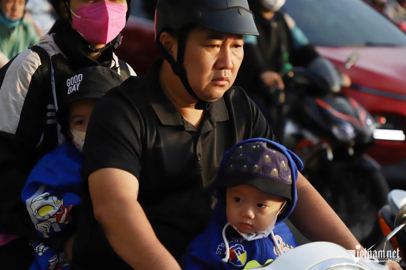 Trẻ nhỏ trên đường đến trường trong tiết trời se lạnh. Ảnh: Tuấn Kiệt.