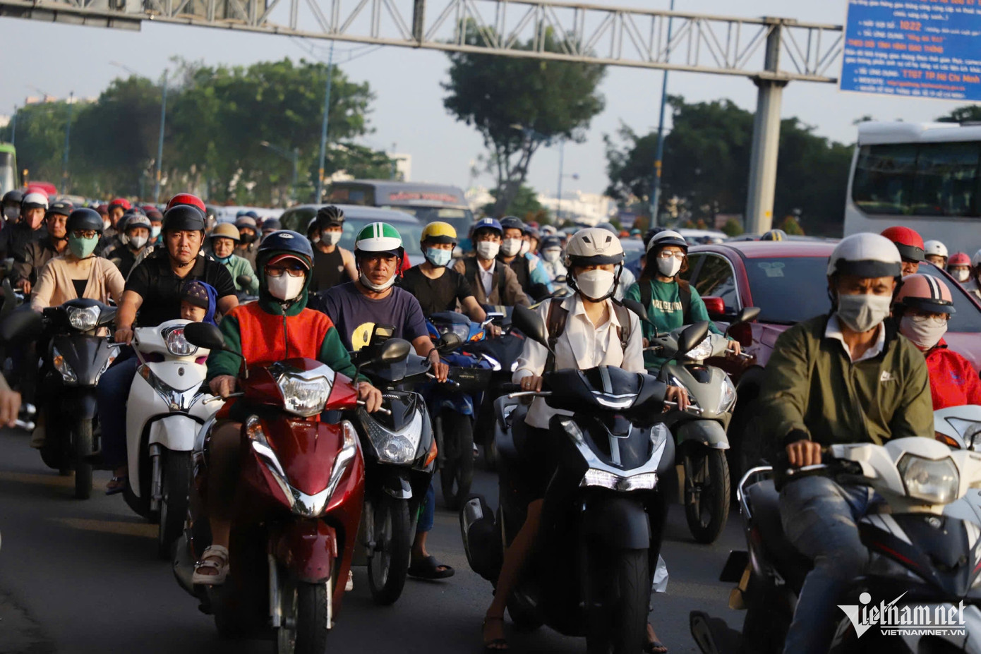 Lúc 8h, tại TPHCM có nắng nhẹ nhưng nền nhiệt vẫn thấp do ảnh hưởng của không khí lạnh. Ảnh: Tuấn Kiệt.