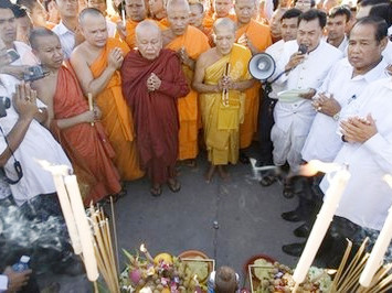 Lễ cầu siêu các linh hồn nạn nhân vụ giẫm đạp. Ảnh: AP . Lễ cầu siêu các linh hồn nạn nhân vụ giẫm đạp. Ảnh: AP