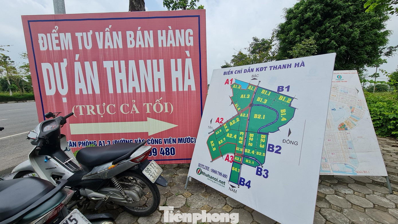 “Mấy ngày nay khách đến giao dịch chuyển nhượng nhiều, công ty phải tăng cường làm tăng ca buổi tối, có hôm đến gần 23 giờ đêm. Anh nên mua thời điểm này vì đang đầu sóng nếu để vài ngày nữa lúc đó là giữa sóng, cuối sóng giá sẽ đạt đỉnh thì khó lướt, thu lời”, môi giới này mời chào.