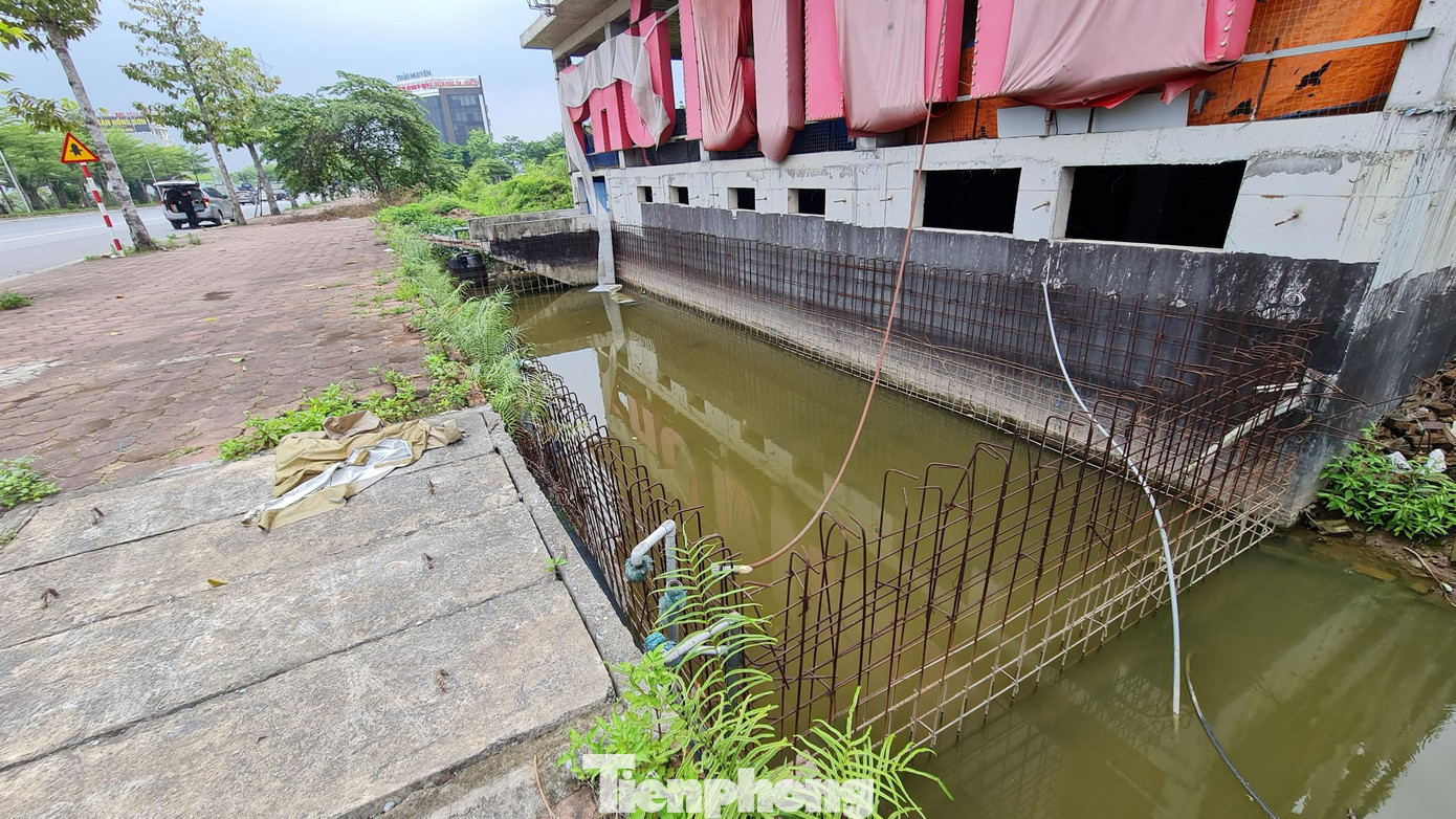 Được biết, ngay sau khi có thông tin về việc các cò đất &quot;thổi giá&quot; tại khu đô thị Thanh Hà Cienco5, cơ quan chức năng Hà Nội đã phải ra văn bản yêu cầu dừng mọi hoạt động xây dựng tại dự án. Theo đó, UBND quận Hà Đông có công văn khẩn yêu cầu phòng Quản lý đô thị chủ trì, phối hợp Đội Quản lý trật tự xây dựng đô thị, UBND các phường Phú Lương, Kiến Hưng rà soát hồ sơ pháp lý, điều kiện khởi công công trình tại dự án khu đô thị Thanh Hà Cienco5. “Chỉ cho phép chủ đầu tư khởi công công trình khi hoàn thiện đầy đủ các thủ tục thẩm định, phê duyệt dự án, thiết kế theo đúng trình tự, quy định của pháp luật”, văn bản của UBND quận Hà Đông nêu rõ.