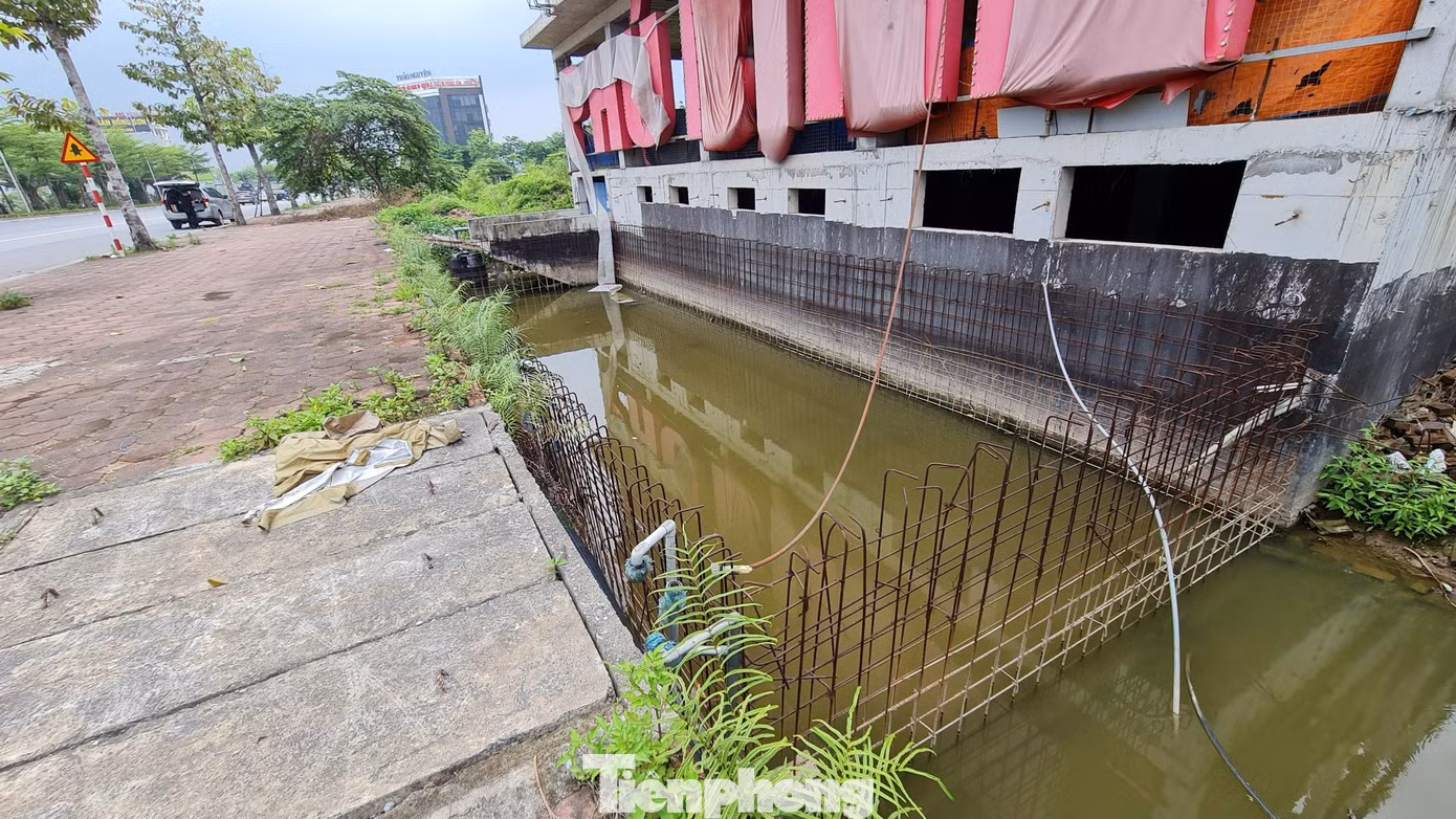 Được biết, ngay sau khi có thông tin về việc các cò đất "thổi giá" tại khu đô thị Thanh Hà Cienco5, cơ quan chức năng Hà Nội đã phải ra văn bản yêu cầu dừng mọi hoạt động xây dựng tại dự án. Theo đó, UBND quận Hà Đông có công văn khẩn yêu cầu phòng Quản lý đô thị chủ trì, phối hợp Đội Quản lý trật tự xây dựng đô thị, UBND các phường Phú Lương, Kiến Hưng rà soát hồ sơ pháp lý, điều kiện khởi công công trình tại dự án khu đô thị Thanh Hà Cienco5. “Chỉ cho phép chủ đầu tư khởi công công trình khi hoàn thiện đầy đủ các thủ tục thẩm định, phê duyệt dự án, thiết kế theo đúng trình tự, quy định của pháp luật”, văn bản của UBND quận Hà Đông nêu rõ.