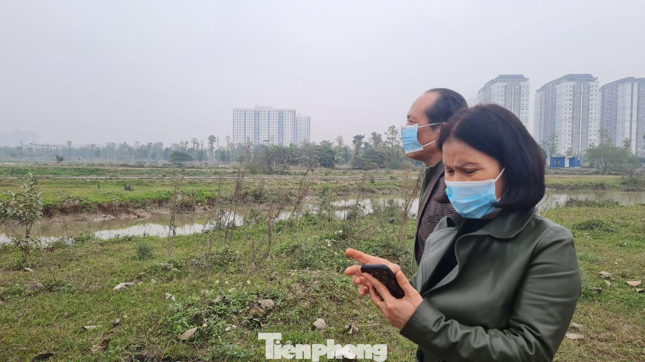 Trong khi đó, UBND huyện Thanh Oai cho biết, UBND TP Hà Nội, Sở Xây dựng Hà Nội đã có văn bản yêu cầu khắc phục những thiếu sót, khuyết điểm về trình tự, thủ tục, quy hoạch, trật tự xây dựng, đất đai nhưng đến nay Công ty CP phát triển địa ốc Cienco 5 chưa khắc phục xong. Đồng thời, UBND huyện Thanh Oai yêu cầu chủ đầu tư tiếp tục dừng mọi hoạt động thi công xây dựng tại khu đô thị Thanh Hà - Cienco 5 theo chỉ đạo của UBND TP Hà Nội cho đến khi có văn bản chỉ đạo của cấp có thẩm quyền về việc cho phép tiếp tục xây dựng.