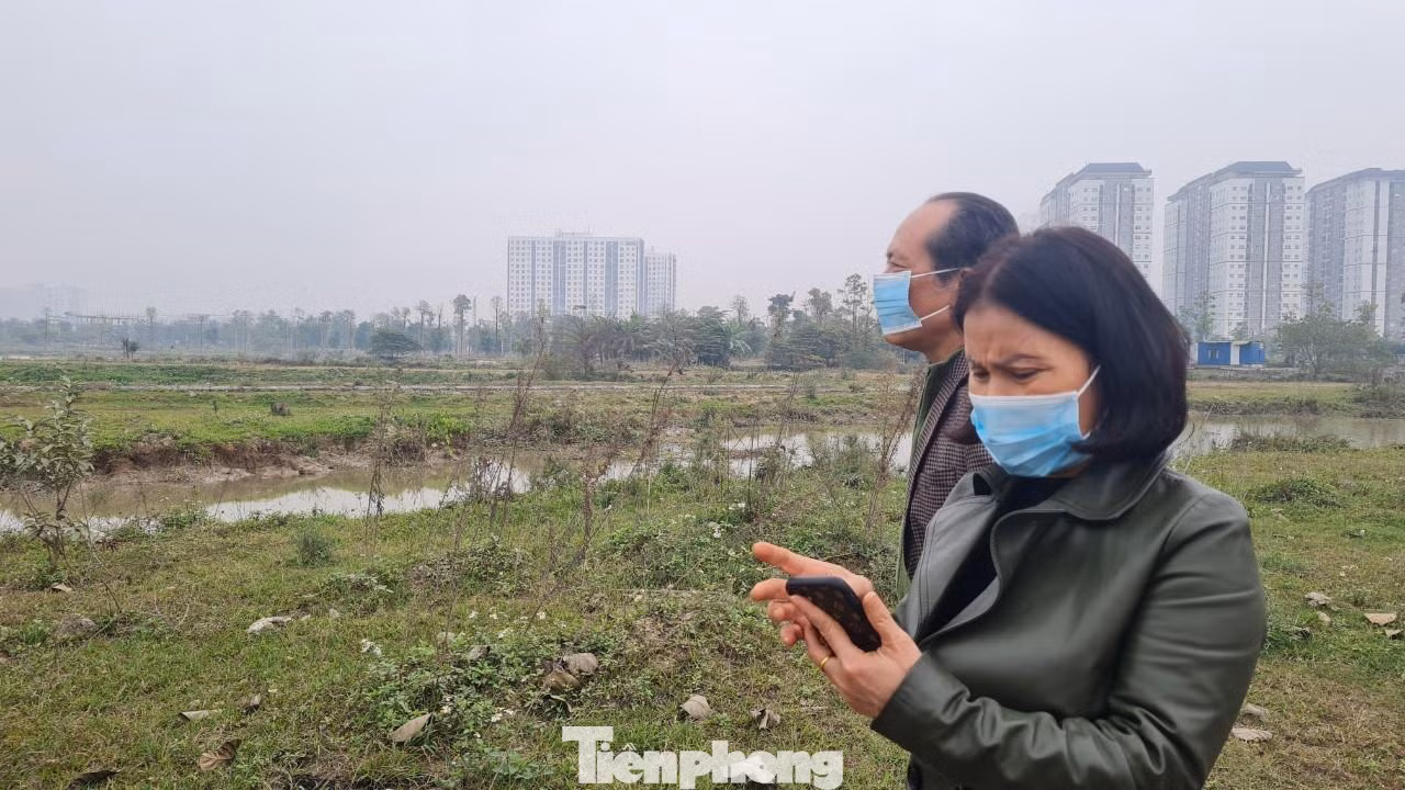 Trong khi đó, UBND huyện Thanh Oai cho biết, UBND TP Hà Nội, Sở Xây dựng Hà Nội đã có văn bản yêu cầu khắc phục những thiếu sót, khuyết điểm về trình tự, thủ tục, quy hoạch, trật tự xây dựng, đất đai nhưng đến nay Công ty CP phát triển địa ốc Cienco 5 chưa khắc phục xong. Đồng thời, UBND huyện Thanh Oai yêu cầu chủ đầu tư tiếp tục dừng mọi hoạt động thi công xây dựng tại khu đô thị Thanh Hà - Cienco 5 theo chỉ đạo của UBND TP Hà Nội cho đến khi có văn bản chỉ đạo của cấp có thẩm quyền về việc cho phép tiếp tục xây dựng.