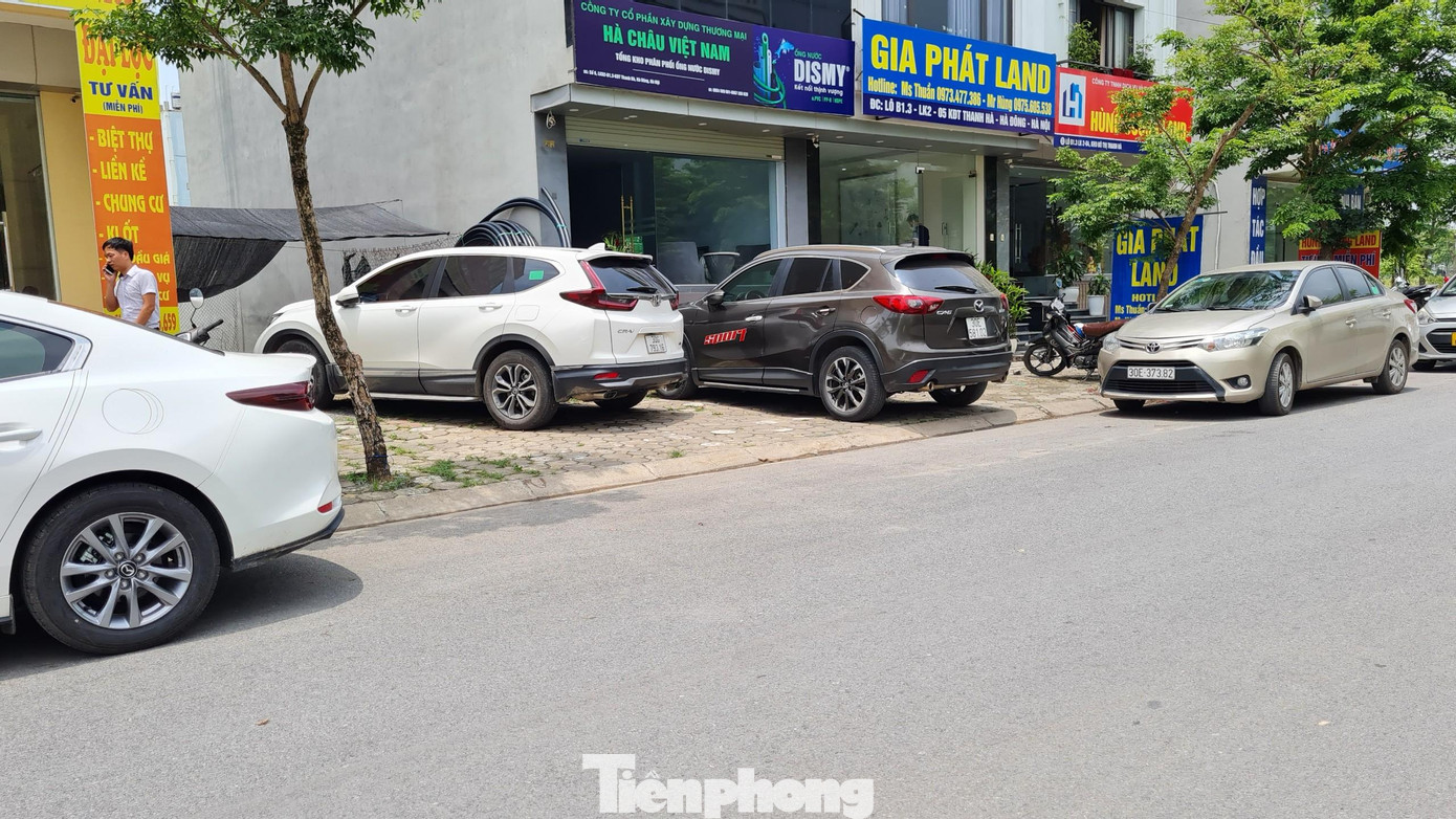 Nguyên nhân cơn “sóng” đất tại đây do các sàn môi giới đang truyền tay nhau văn bản của Công ty CP Phát triển địa ốc Cienco5 - chủ đầu tư dự án về việc thông báo khởi công xây dựng công trình nhà ở thấp tầng dự án khu đô thị Thanh Hà Cienco5.