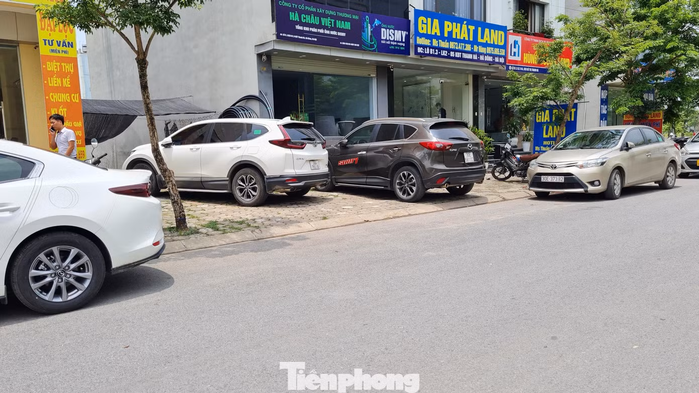 Nguyên nhân cơn “sóng” đất tại đây do các sàn môi giới đang truyền tay nhau văn bản của Công ty CP Phát triển địa ốc Cienco5 - chủ đầu tư dự án về việc thông báo khởi công xây dựng công trình nhà ở thấp tầng dự án khu đô thị Thanh Hà Cienco5.