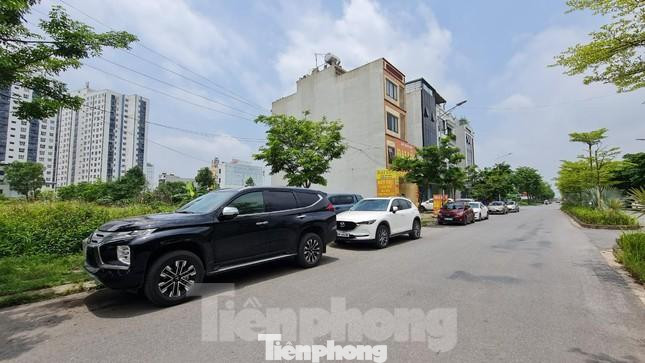 Khu đô thị Thanh Hà Cienco 5 sau nhiều năm nằm bất động do dự án vướng sai phạm và dừng mọi hoạt động xây dựng thì những ngày gần đây, bỗng xuất hiện cơn “sóng” đất. Theo ghi nhận của PV, các sàn môi giới bất động sản (BĐS) tại đây hoạt động nhộn nhịp, khách hàng đến giao dịch, mua bán biệt thự, liền kề tấp nập. Nhiều ô tô xếp hàng dài trước văn phòng các sàn môi giới để mua đất.