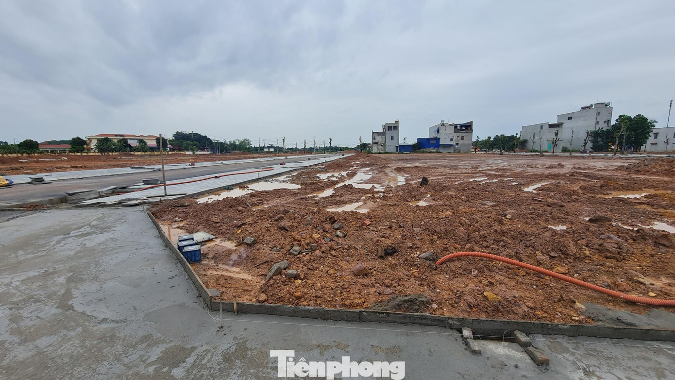 Nhiều dự án KĐT, nhà ở trên địa bàn tỉnh Thái Nguyên vừa được công đủ điều kiện huy động vốn, đủ điều kiện kinh doanh BĐS hình thành trong tương lai nhưng thực tế, có những dự án đã “lách luật”, huy động vốn khách hàng rầm rộ dưới dạng “hợp đồng vay vốn, “phiếu đăng ký nguyện vọng” từ lâu… Nhiều dự án KĐT, nhà ở trên địa bàn tỉnh Thái Nguyên vừa được công đủ điều kiện huy động vốn, đủ điều kiện kinh doanh BĐS hình thành trong tương lai nhưng thực tế, có những dự án đã “lách luật”, huy động vốn khách hàng rầm rộ dưới dạng “hợp đồng vay vốn, “phiếu đăng ký nguyện vọng” từ lâu…