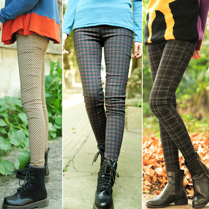 Áo phao, áo da hay những item cotton pha nilon khó thấm nước chính là những món đồ hoàn hảo cho những ngày mưa phùn thế này. Ngoài ra những kiểu áo sơ mi, đặc biệt là sơ mi denim cũng là một lựa chọn không tồi đâu nhé! Shorts, chân váy cotton tiện dụng hay skinny jeans sẽ giúp bạn cảm thấy năng động và thoải mái hơn. Cuối cùng là giữ cho đôi chân khỏi ướt bằng một đôi ủng đi mưa thật xinh, hay boots và giày da... vậy là bạn đã có ngay set đồ đi mưa thật hợp lý và thời trang rồi đấy!