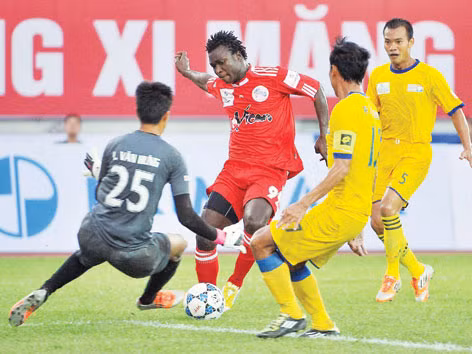 Các cầu thủ K.Kiên Giang (vàng) nỗ lực giúp CLB trụ hạng nhưng vẫn bị CLB nợ gần 7 tỷ đồng Ảnh.: VSI. Các cầu thủ K.Kiên Giang (vàng) nỗ lực giúp CLB trụ hạng nhưng vẫn bị CLB nợ gần 7 tỷ đồng Ảnh.: VSI