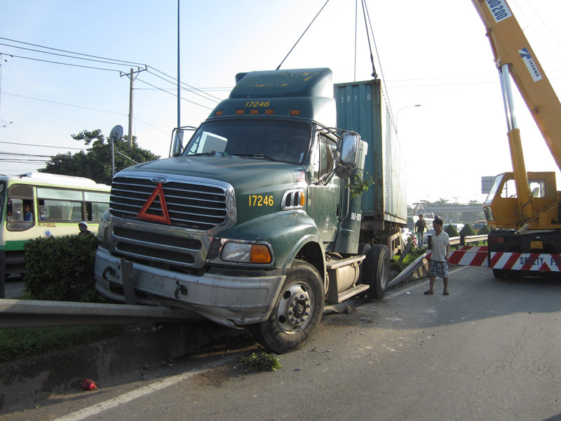 Xe container tông dải phân cách. Xe container tông dải phân cách