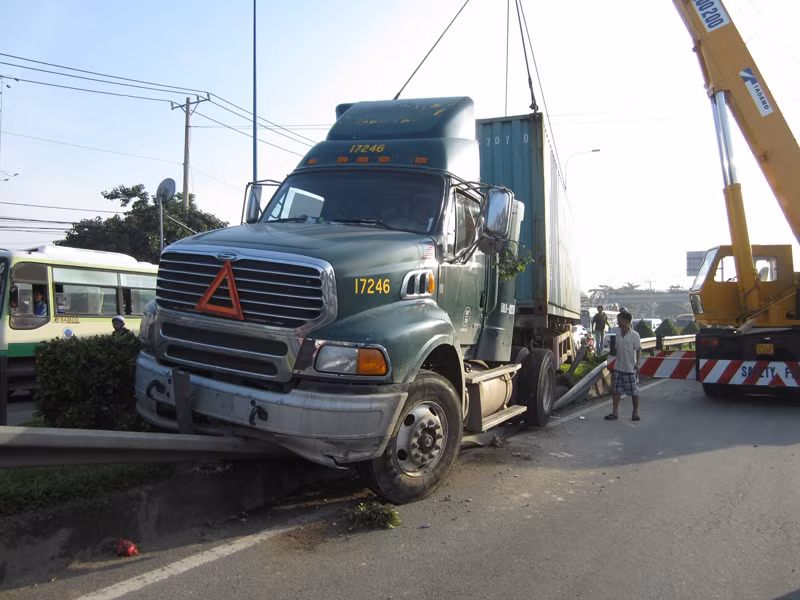 Xe container tông dải phân cách