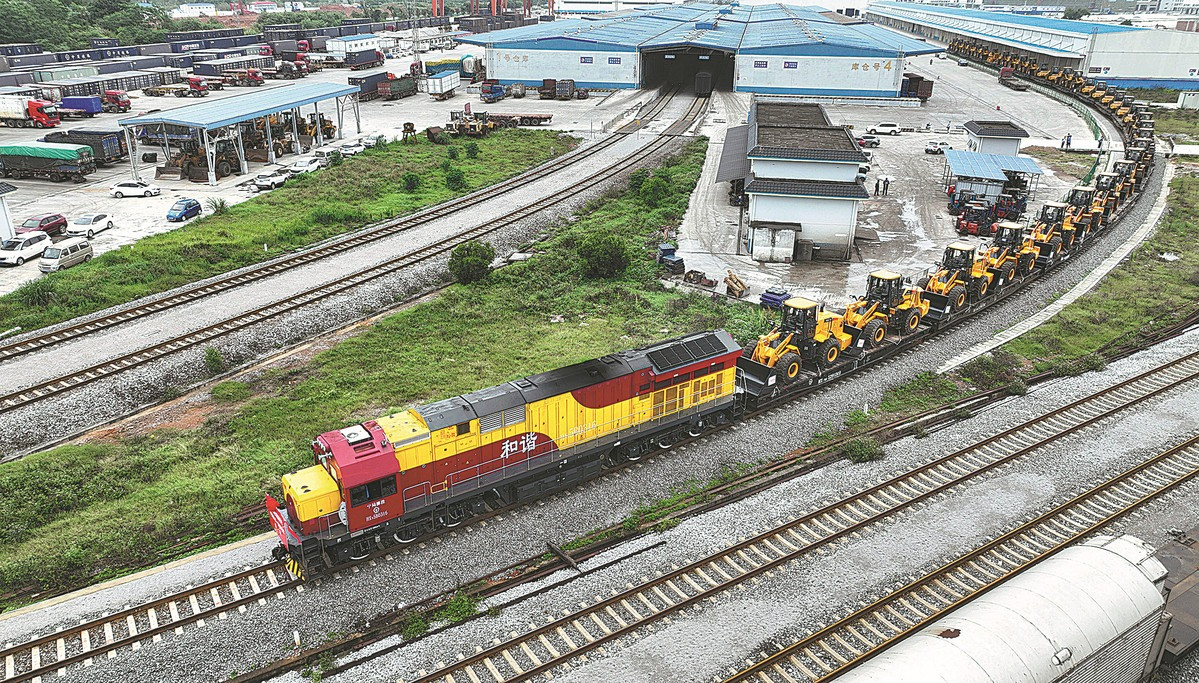 Một đoàn tàu chở hàng rời Liễu Châu, khu tự trị dân tộc Choang Quảng Tây để đến Việt Nam. Ảnh: Tân Hoa Xã.