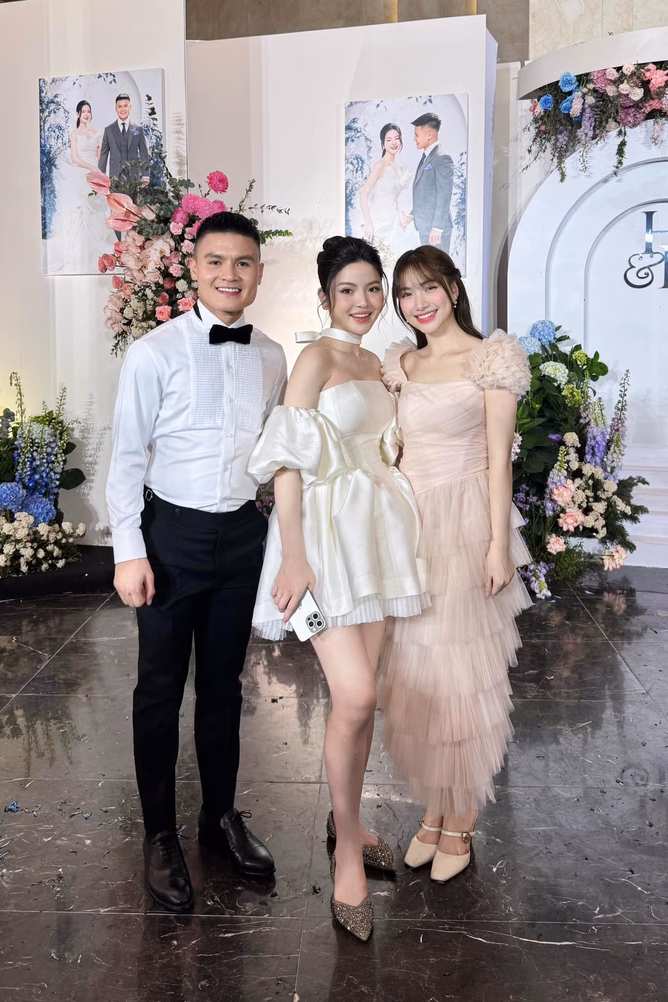 Hòa Minzy khoe khoảnh khắc bên Quang Hải và Chu Thanh Huyền. Ảnh: FBNV. Hòa Minzy khoe khoảnh khắc bên Quang Hải và Chu Thanh Huyền. Ảnh: FBNV.