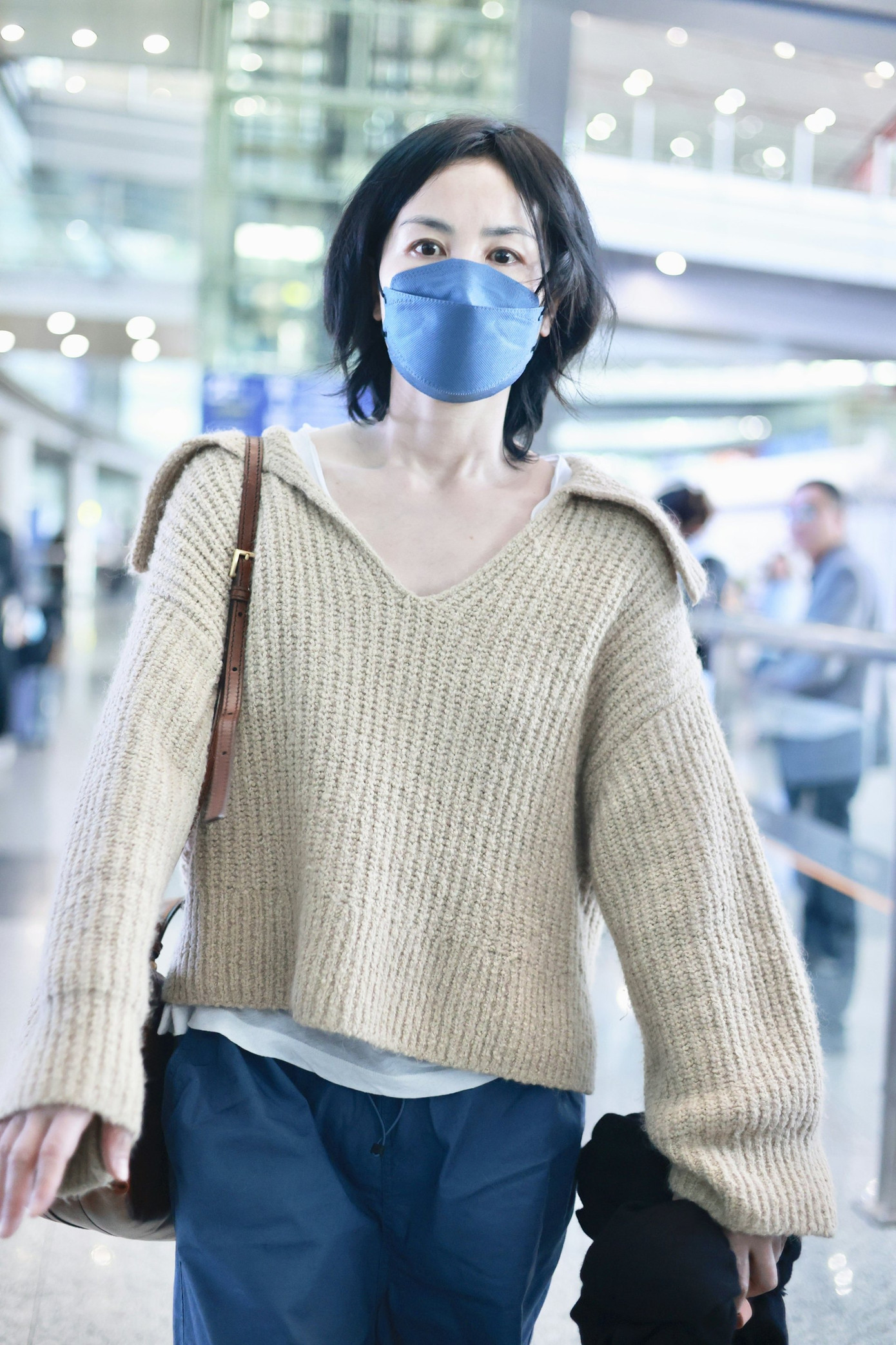 Mái tóc dày, bóng mượt của Vương Phi khiến nhiều cư dân mạng ghen tỵ. Họ còn cho rằng một phụ nữ 55 tuổi sở hữu mái tóc như vậy là vô lý.