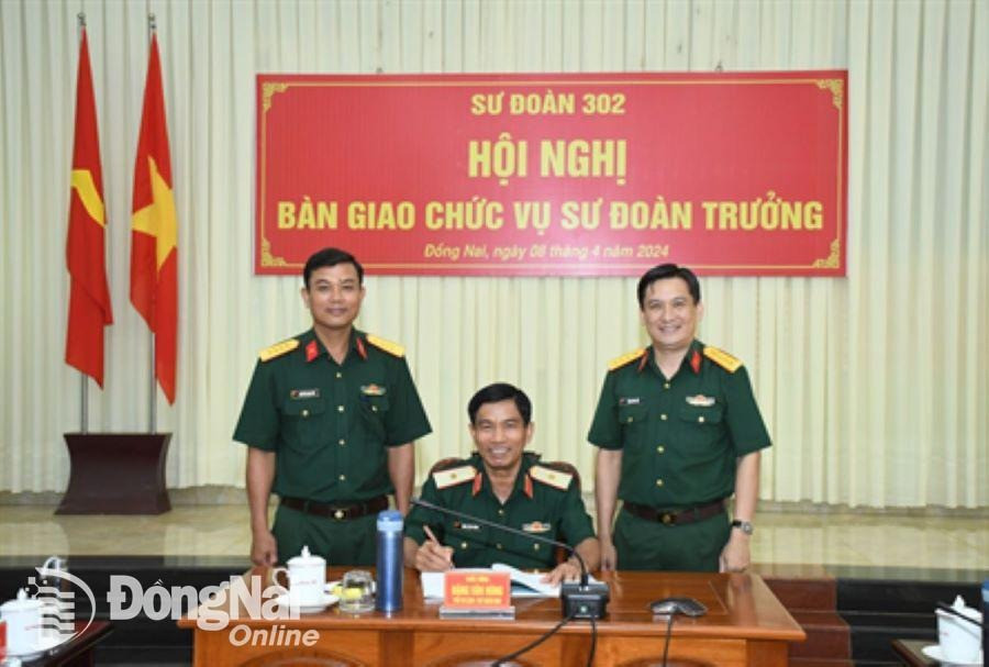 Thiếu tướng Đặng Văn Hùng ký chứng kiến biên bản bàn giao chức vụ Sư đoàn trưởng Sư đoàn 302 giữa 2 đại tá. Ảnh: ĐVCC.
