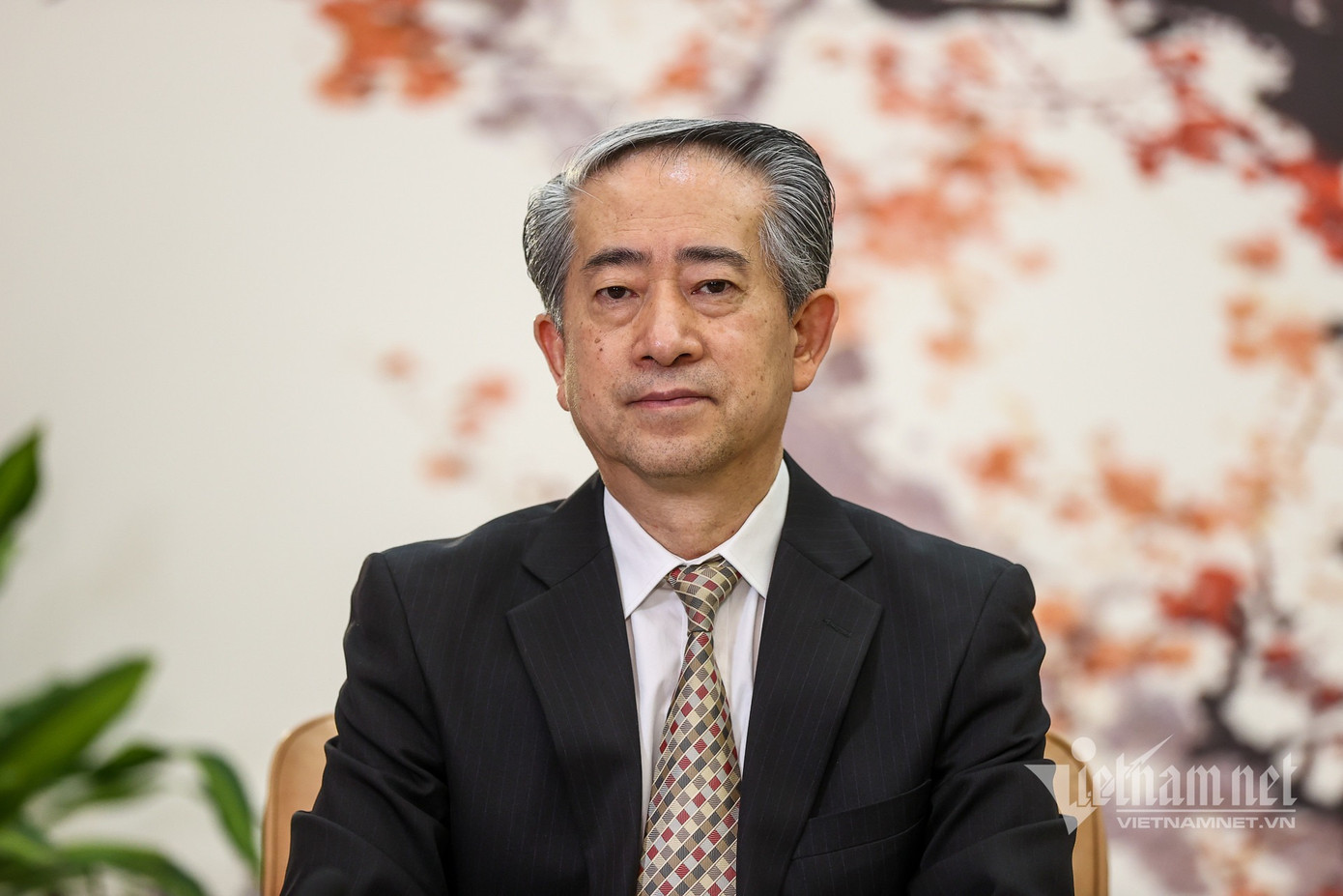 Đại sứ Hùng Ba trả lời phỏng vấn. Ảnh: Phạm Hải.