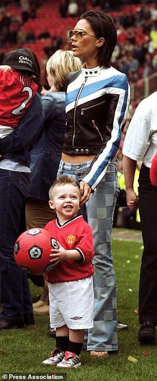 Nicola Peltz mặc áo giống hệt mẹ chồng cách đây 23 năm. Ảnh: BackGrid/Shutterstock. Nicola Peltz mặc áo giống hệt mẹ chồng cách đây 23 năm. Ảnh: BackGrid/Shutterstock.