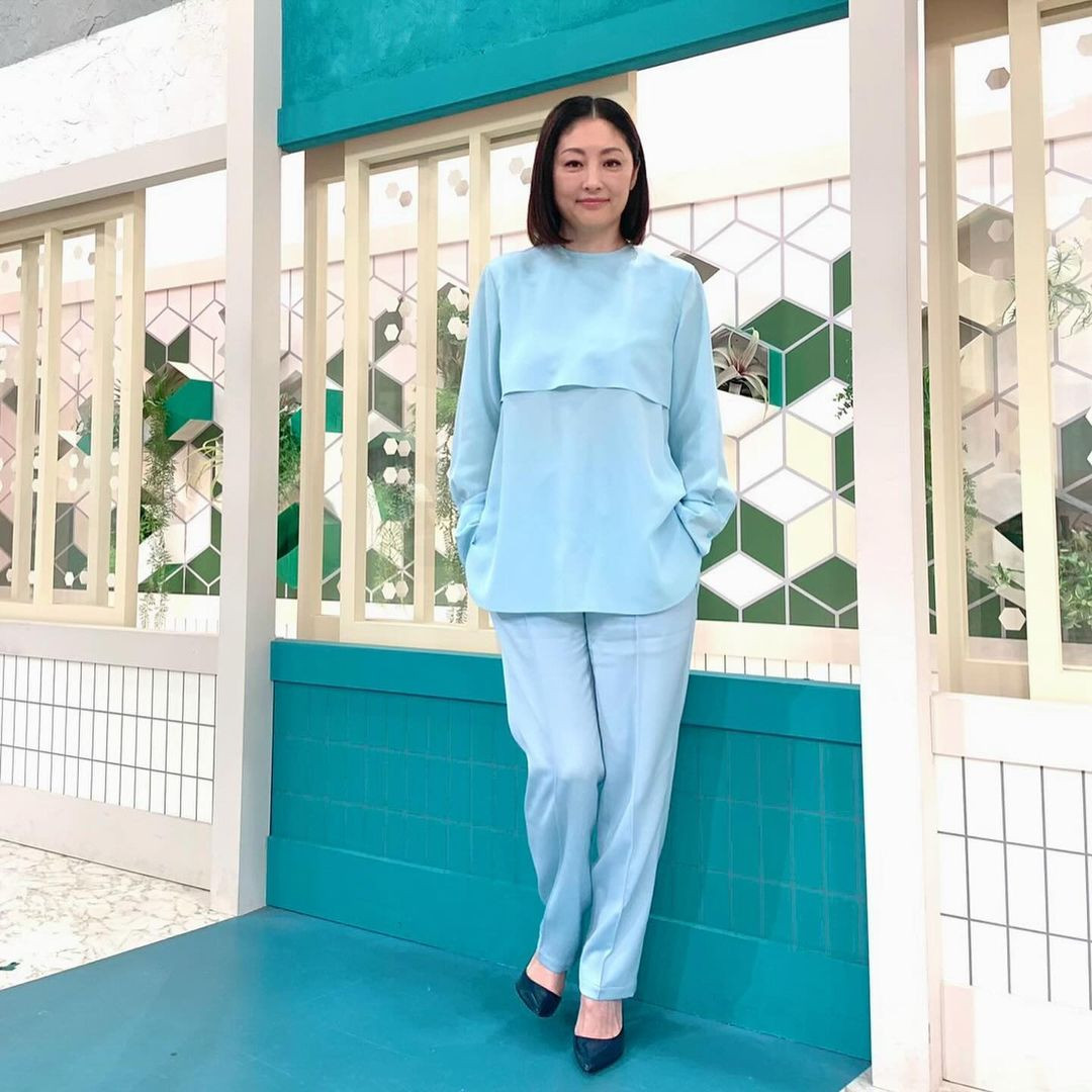 Dù vậy, cô được khen là già đi một cách duyên dáng, không cố níu kéo thanh xuân như một số nữ diễn viên khác.